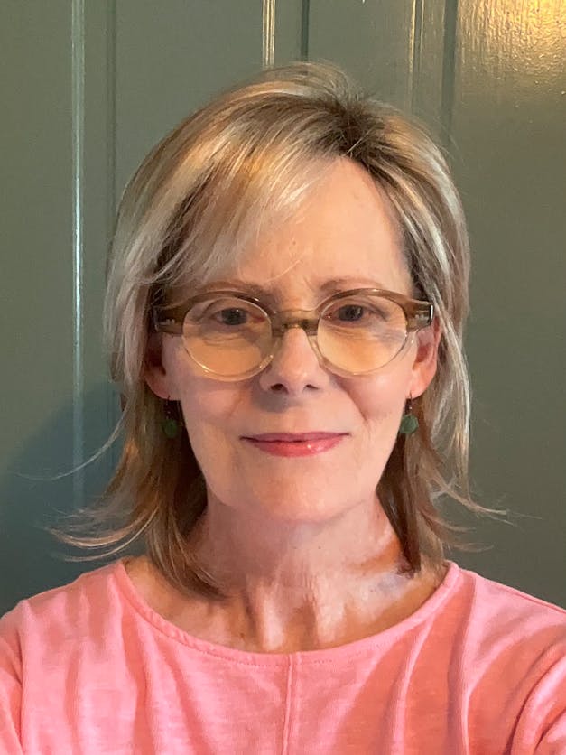 Katie w/ Roots (medium wig)