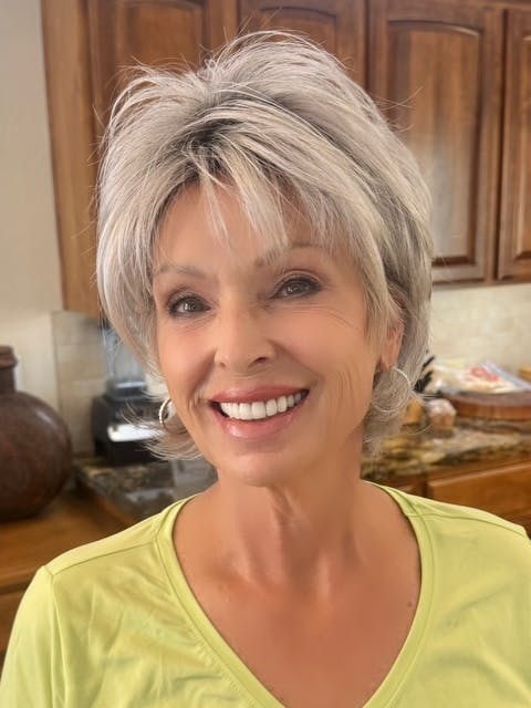 Freedom w/ Roots (medium wig)